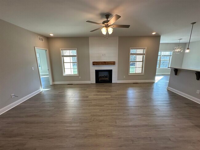 Foto del edificio - 437 Adalynn Cir