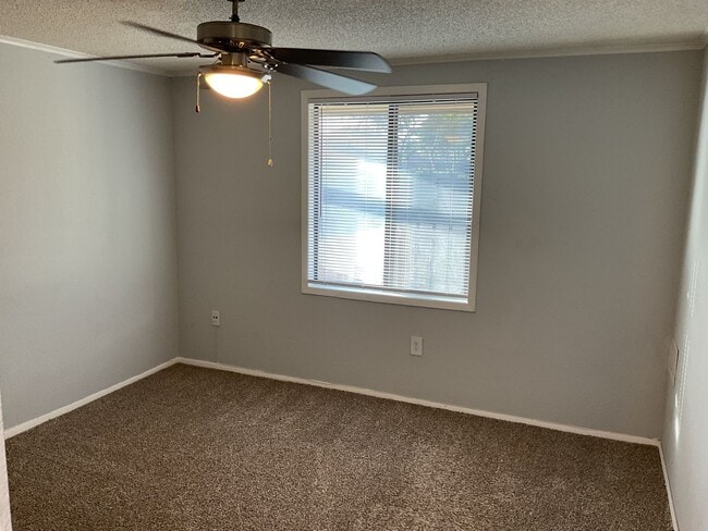 Building Photo - SPACIOUS ONE BEDROOM EASY APPROVAL