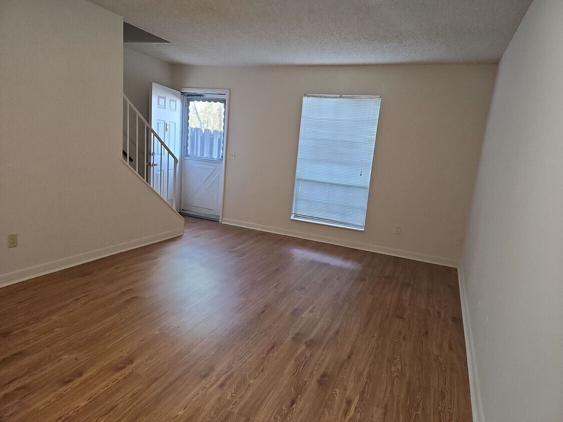 Foto principal - 1 Bedroom, 1.5 Bath Townhouse