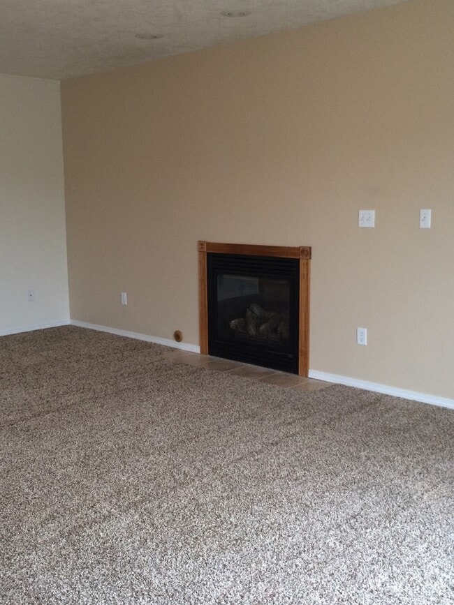 Building Photo - 3 Bed, 2.5 Bath on Sunnyside Hill!