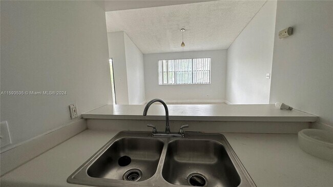 Foto del edificio - 520 S Park Rd