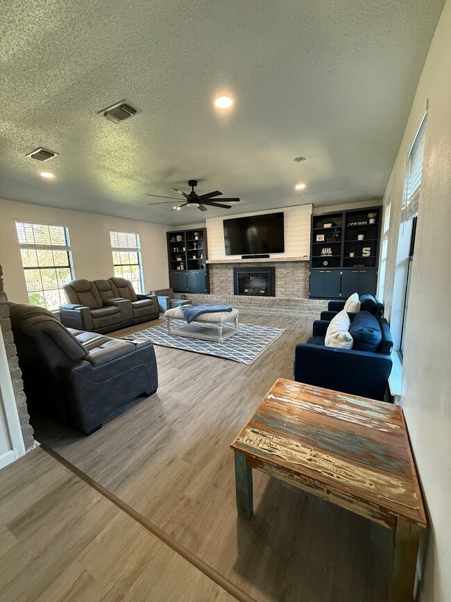 Building Photo - 3402 Azalea Dr