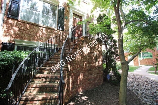 Building Photo - 2304 N Greenbrier Ct
