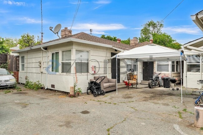 Building Photo - Unit 8