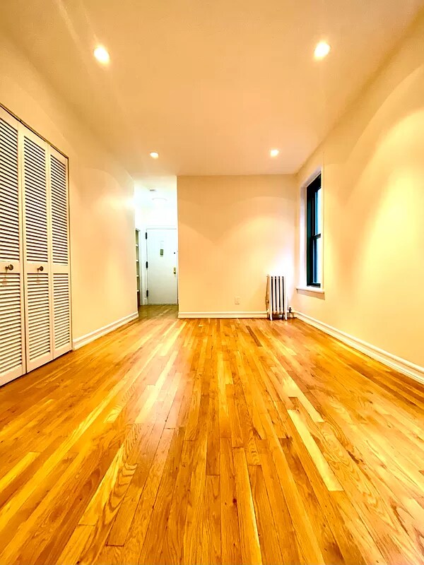 Building Photo - 1 Bedroom / 1 Bath on E 78th St