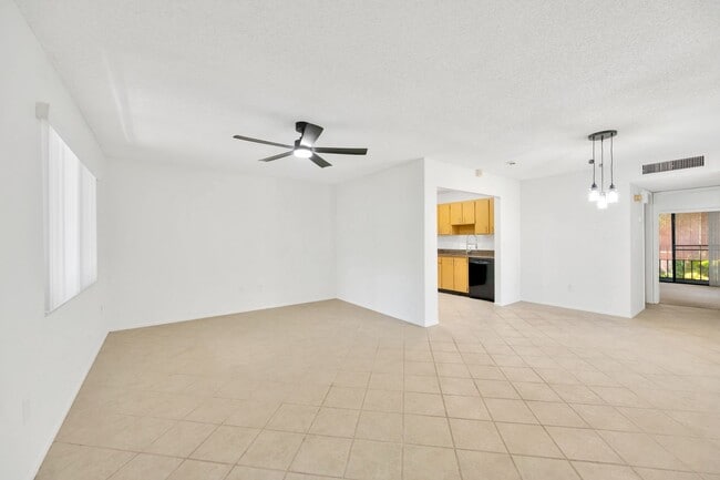 Building Photo - Charming 1-Bedroom Condo with Amenities in...
