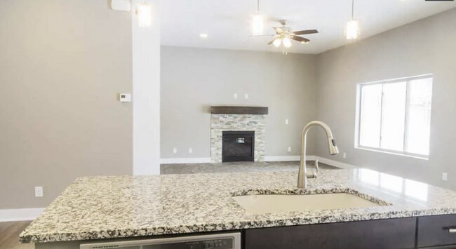 Foto del edificio - Spacious 5 Bedroom/3Bath Single Family Home
