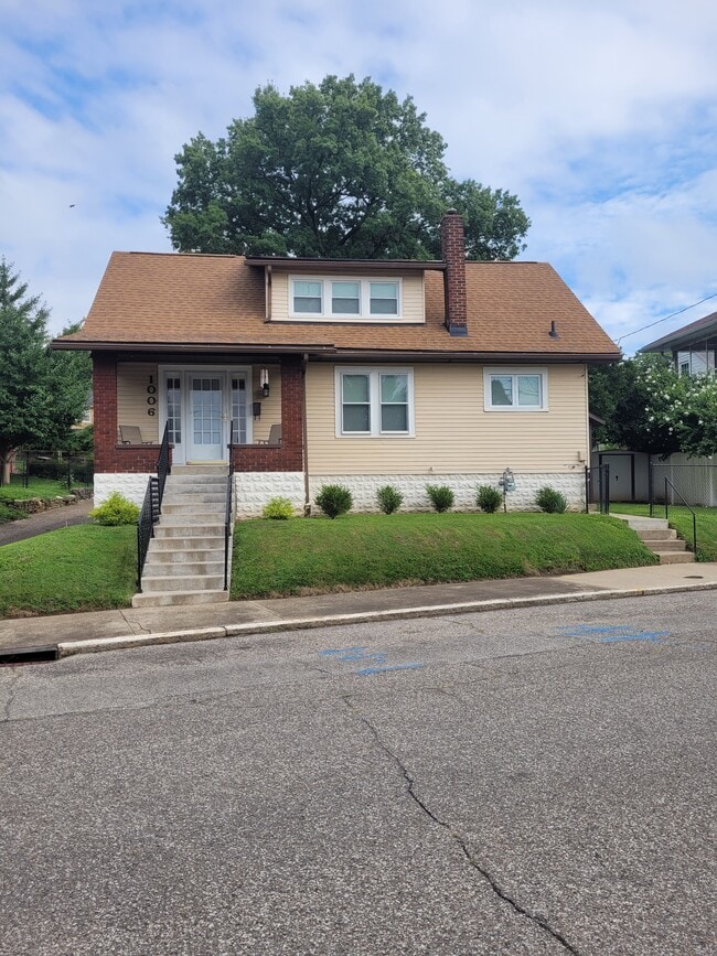 Building Photo - 1006 Reasor Ave