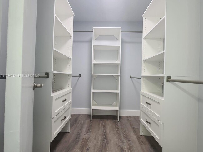 Building Photo - 8895 Fontainebleau Blvd