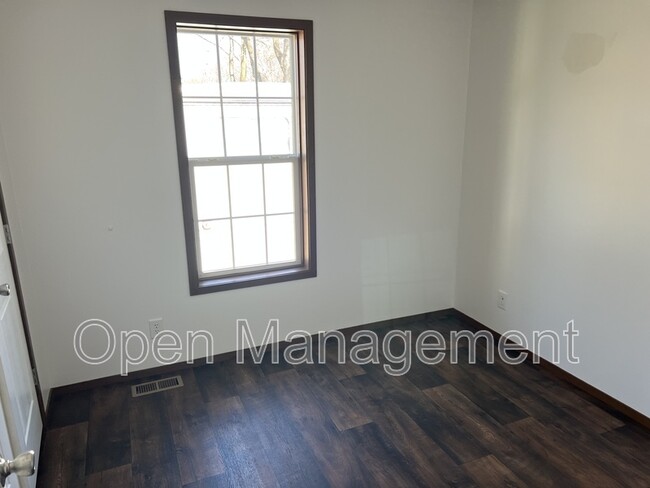 Building Photo - 755 N Tratt St