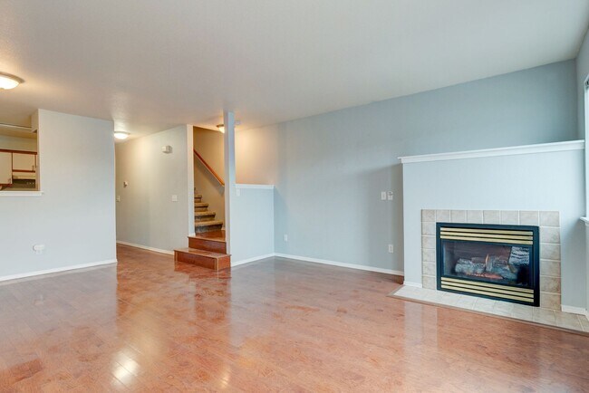 Foto del edificio - 3 Bedroom, 2.5 Bath Condo in Madrona Heights - Water/Sewer/Garbage included!