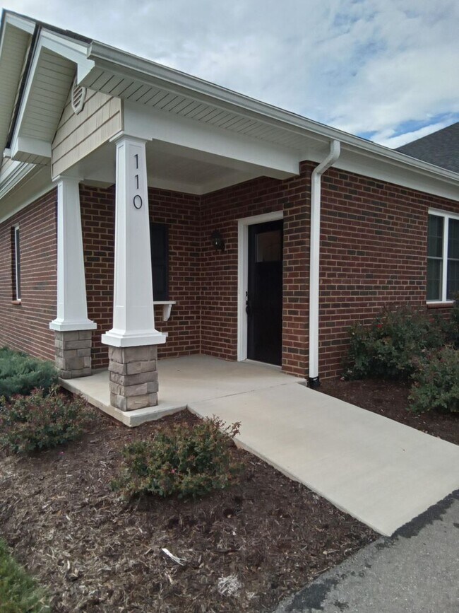 Foto del edificio - Patio Townhome Located 1 Block from Bedfor...
