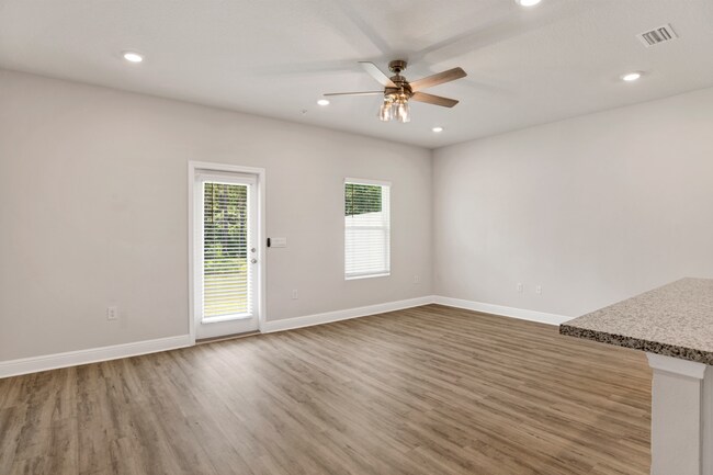 Foto del edificio - New Townhome near UWF and Nine Mile Rd