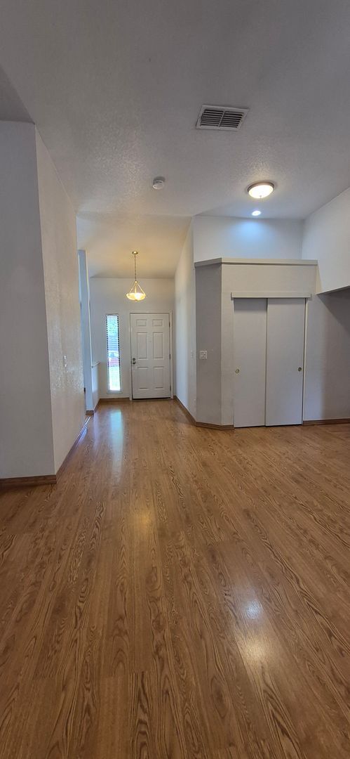 Building Photo - 642 Silvertop Way