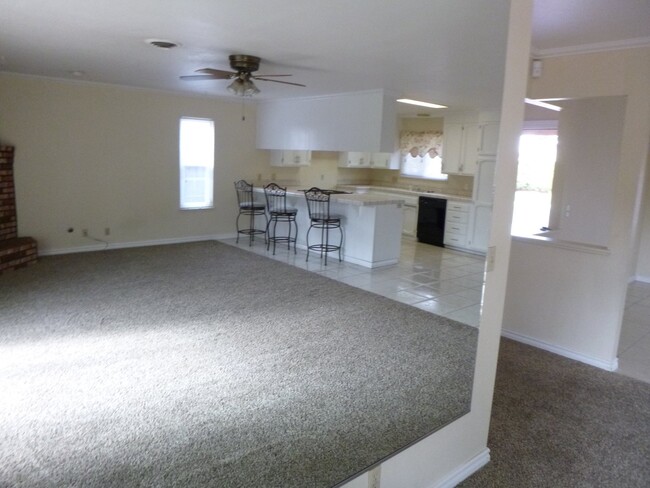 Building Photo - 3 bedroom 2 bath 1635 sq ft home located i...