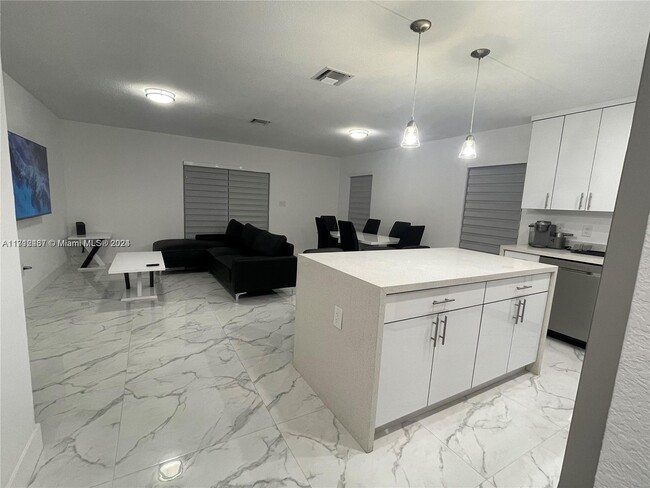 Foto del edificio - 2708 NW 9th Ct