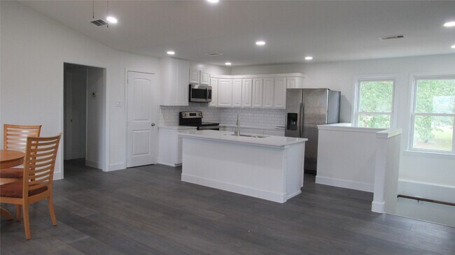 Foto del edificio - 365 Deep Woods Ln