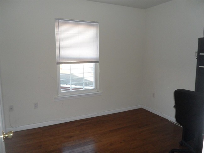 Building Photo - 523 7th St