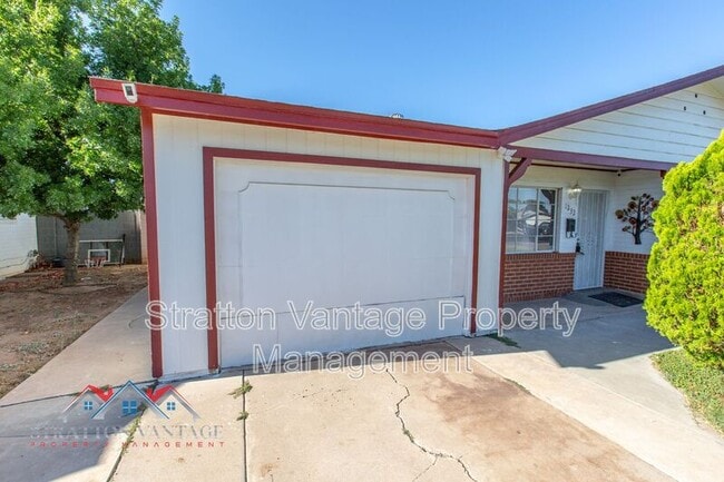 Building Photo - 1232 E Clarendon Ave