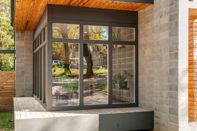 Building Photo - 1413 Riverside Dr