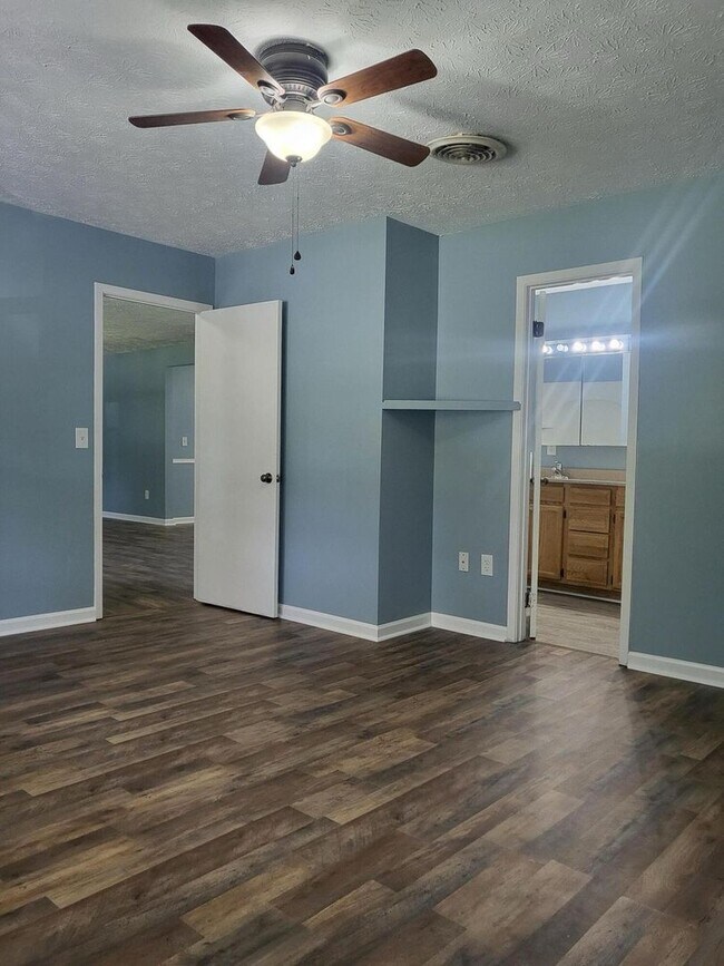 Building Photo - Move In Ready!!