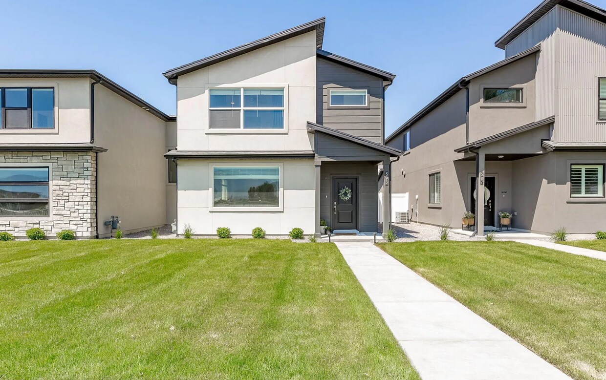 Foto principal - Fully Furnished 3 Bed/2.5 Bath in American...