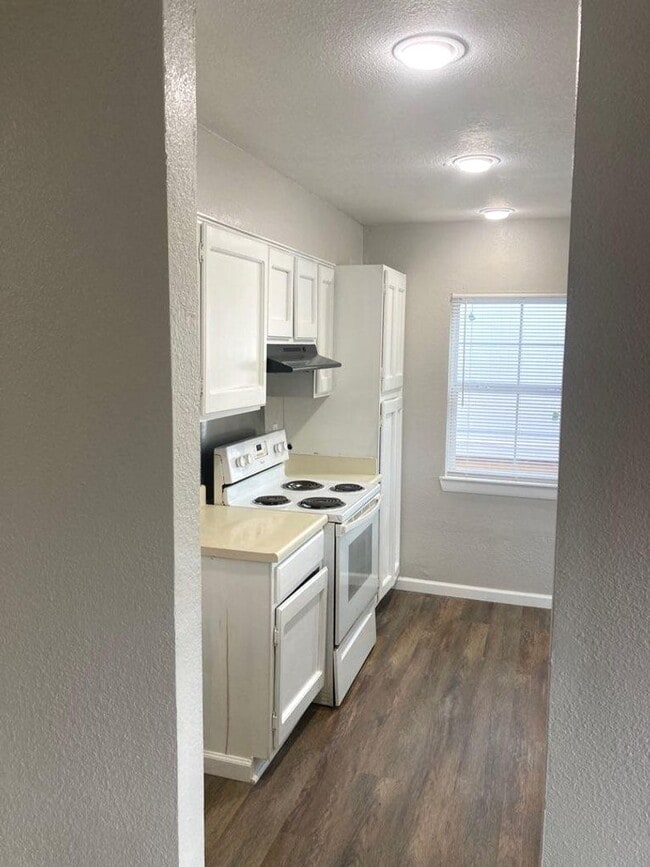 Building Photo - ZERO APPLICATION FEE FOR THIS Recently remodeled 3 Bedroom 2 Bath