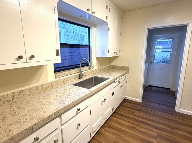 Building Photo - 21 59th Pl