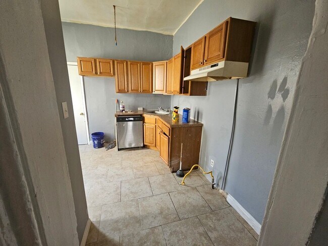 Building Photo - 827 Hutton St