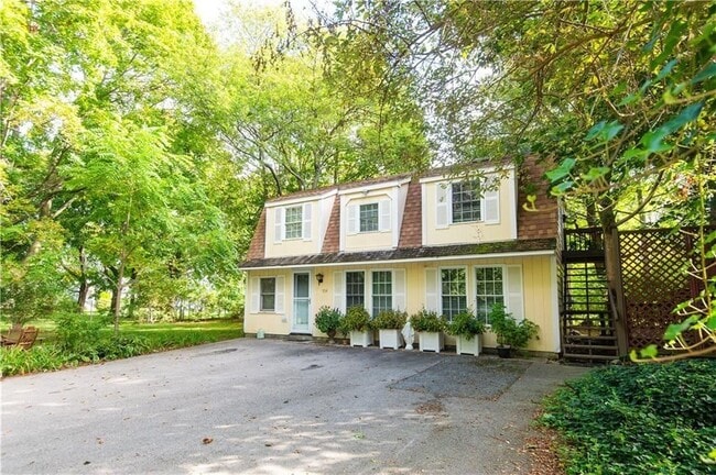 Building Photo - 554 E Main Rd