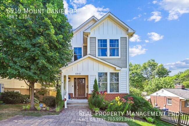 Foto del edificio - Bright and Beautiful Falls Church Home- Ex...