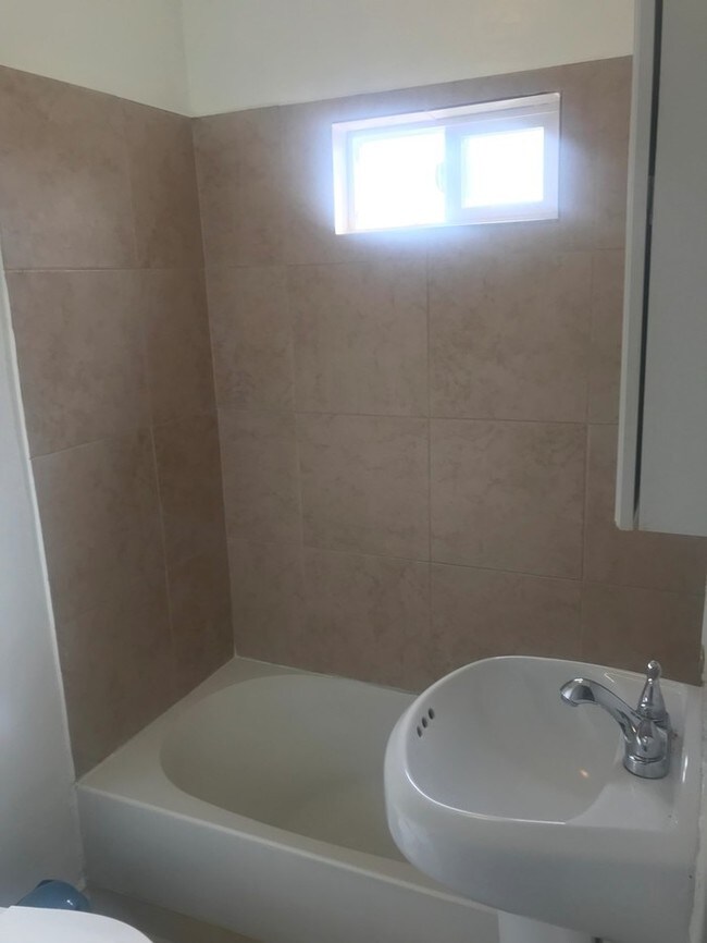 Building Photo - Small 1 bedroom unit