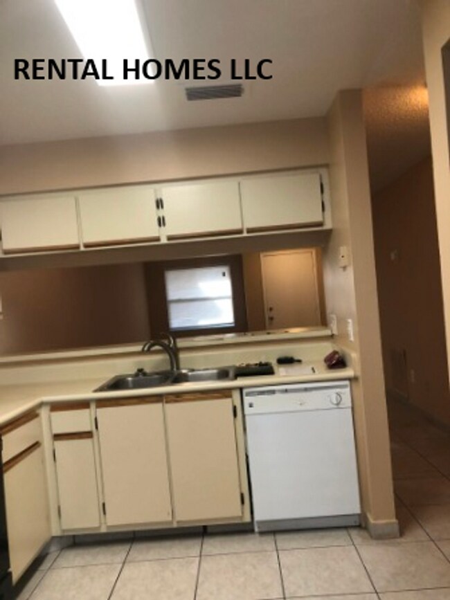 Foto del edificio - All Tile Throughout the Unit, One Story Pa...