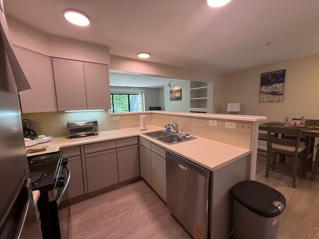 Building Photo - Short-mid term housing, furnished condo 2 bed/2 bath walking distance to Pearl St., CU and close ...