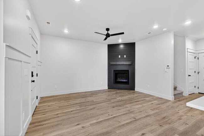 Foto del edificio - BRAND NEW 3 BED 2.5 BATH TOWNHOMES WITH 2 CAR GARAGE