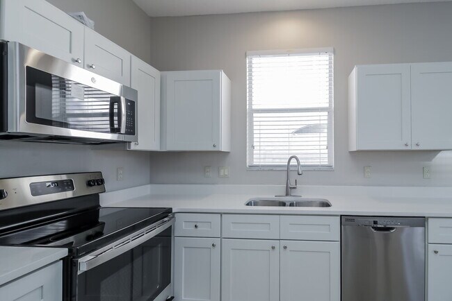 Building Photo - 738 Lake Biscayne Way