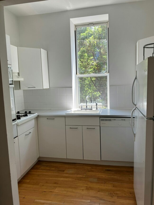 Building Photo - 2099 5th Ave