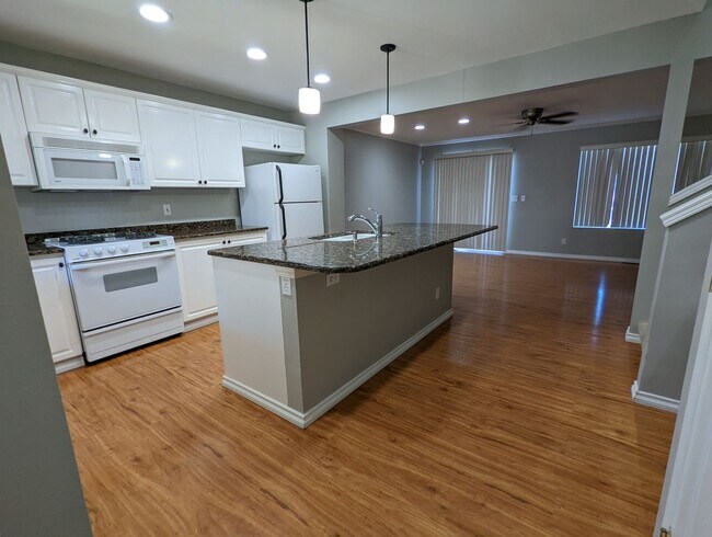 Building Photo - Exclusive Summerwind Town Home Community