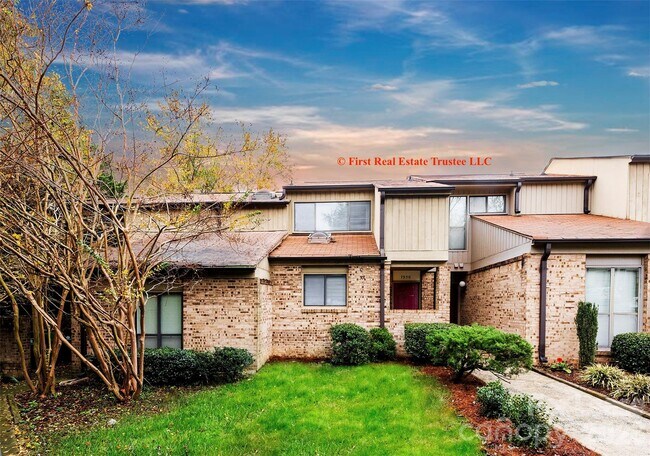 Foto del edificio - 7930 Charter Oak Ln