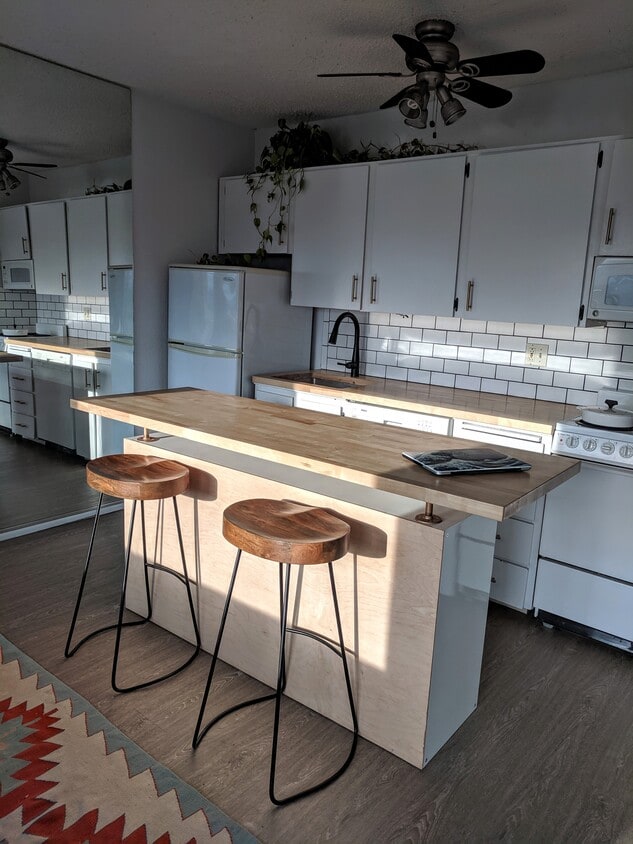 Cozy breakfast bar. - 3701 SW Condor Ave