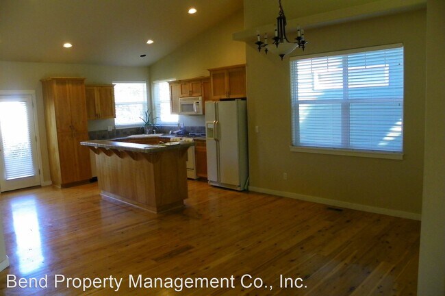Building Photo - 4 br, 2 bath House - 2924 NE Red Oak Dr.