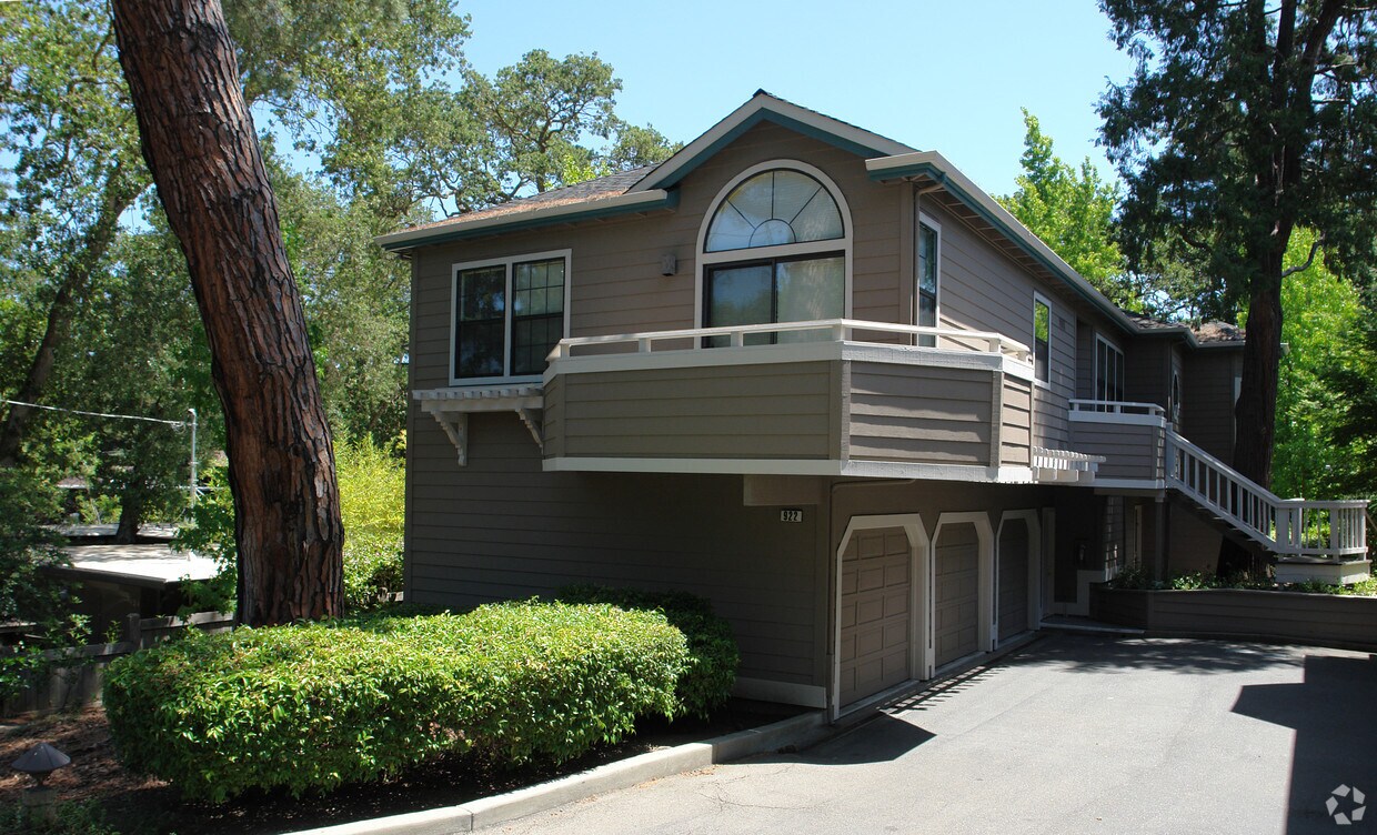 Building Photo - 922 Dewing Ave