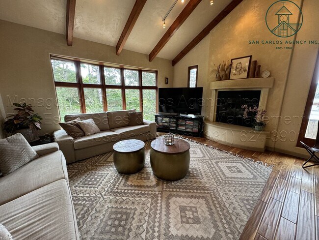 Building Photo - Private & Updated Three Bedroom Carmel Kno...