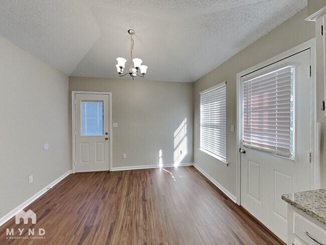 Foto del edificio - 6717 Elmore Woods Ln