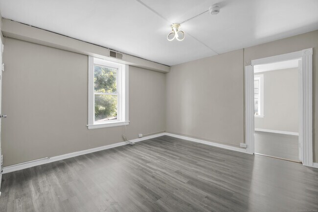 Foto del edificio - 45 Long Hill Rd
