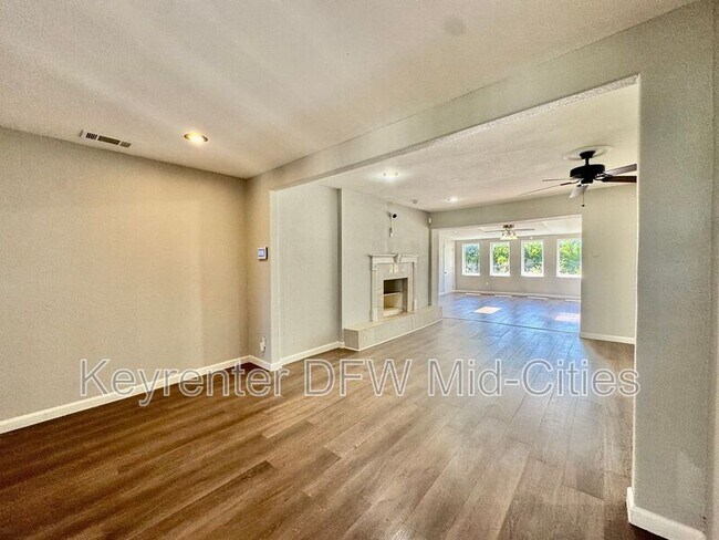 Building Photo - 2801 Clearbrook Dr