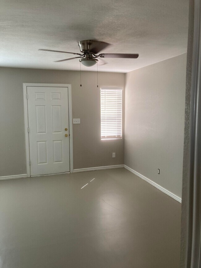Living room entrance - 2723 e southgate ave