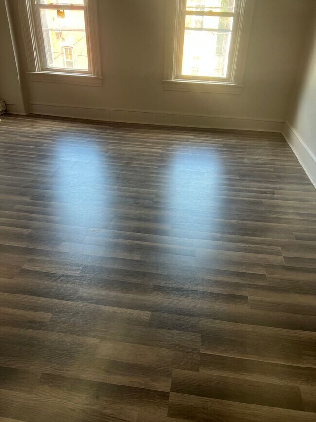 Foto del edificio - Large 4 bedroom 2 full bath House Lancaste...