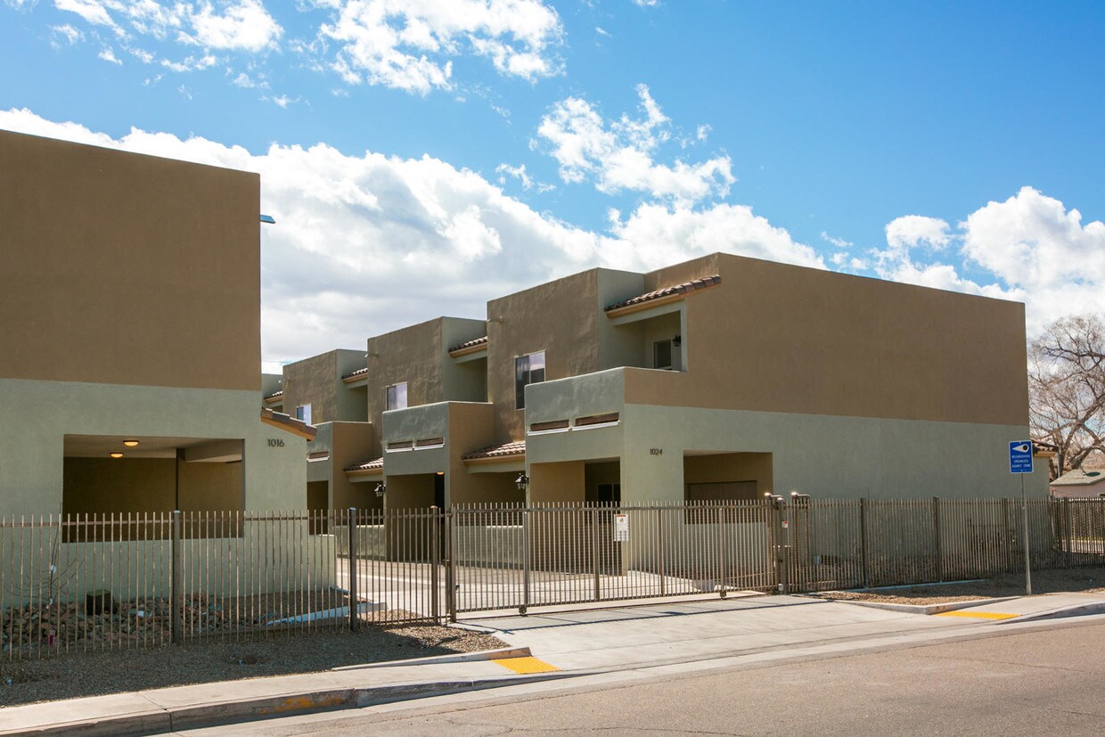 1016 Lead Ave Se Albuquerque Nm 87106 Townhouse For Rent In Albuquerque Nm Apartments Com
