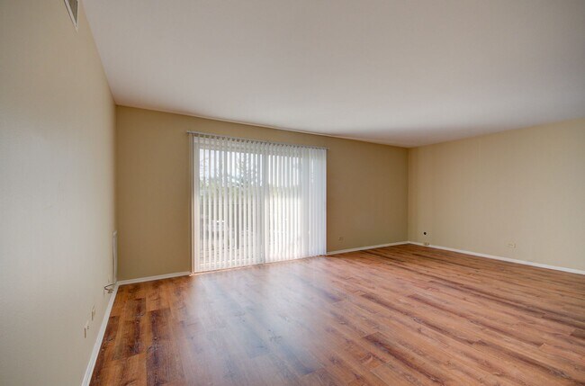 Building Photo - 2nd floor 1 ba 1 ba apartment with a balco...
